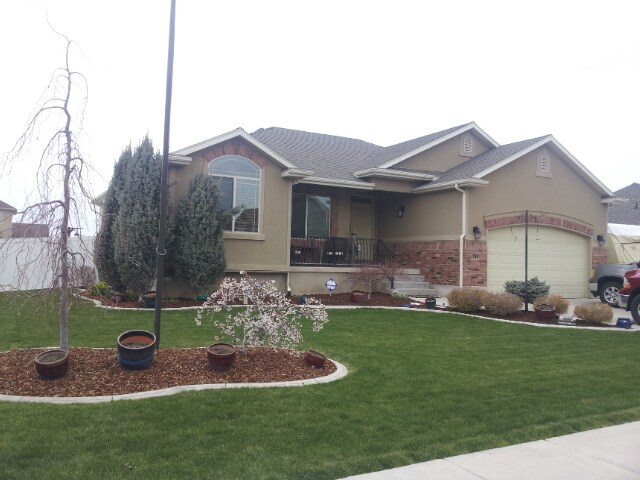 748 2125 W in Syracuse, UT - Building Photo