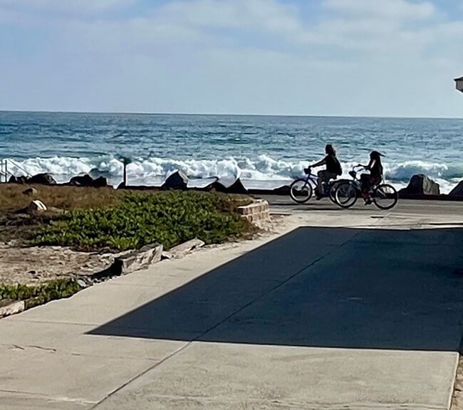 522 S The Strand in Oceanside, CA - Building Photo - Building Photo