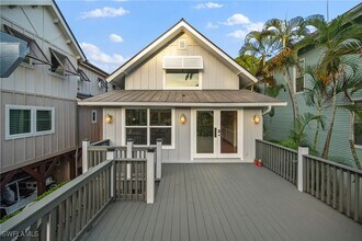 1375 Sandpiper St in Naples, FL - Building Photo - Building Photo