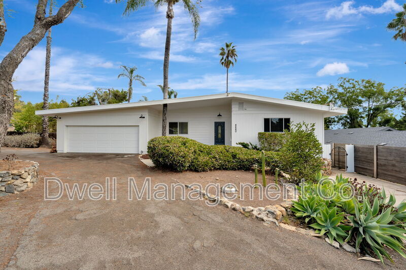8860 Fabienne Way in La Mesa, CA - Building Photo
