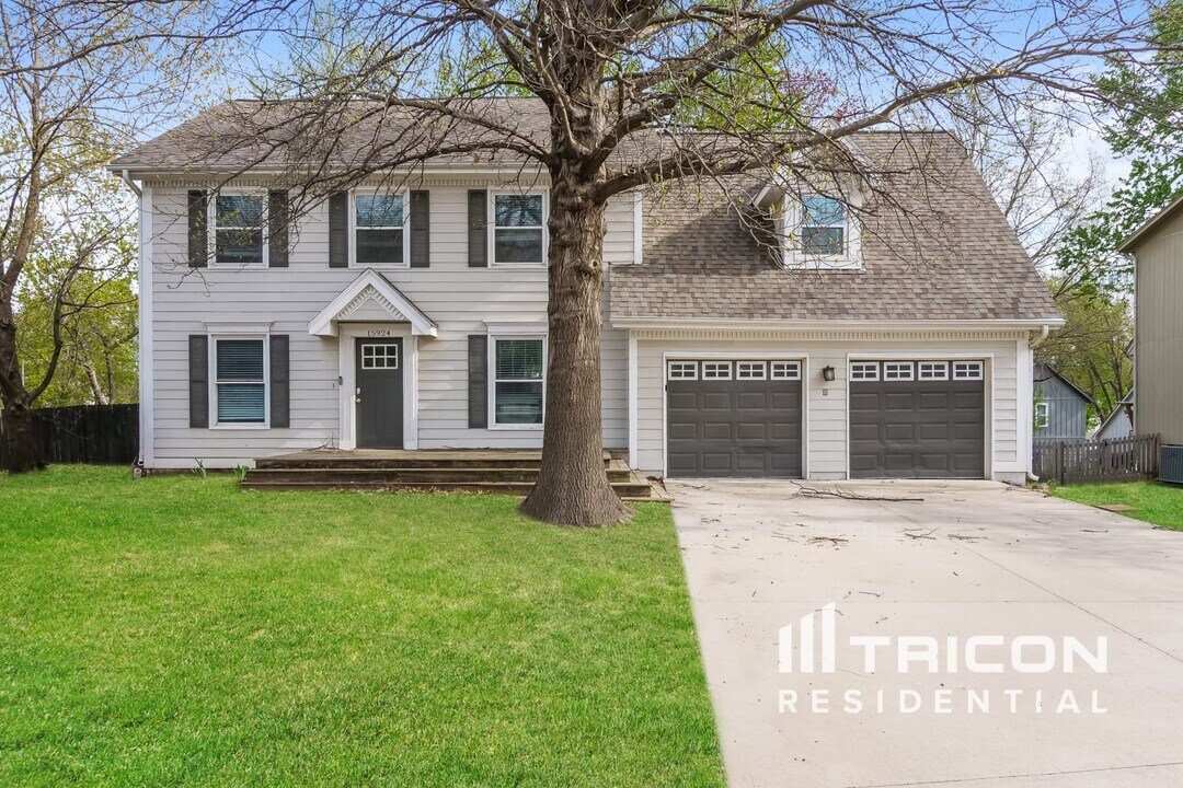 15924 W 149th Terrace in Olathe, KS - Building Photo