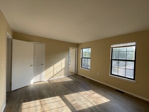 41 Lindsay Court in Freehold, NJ - Foto de edificio - Building Photo