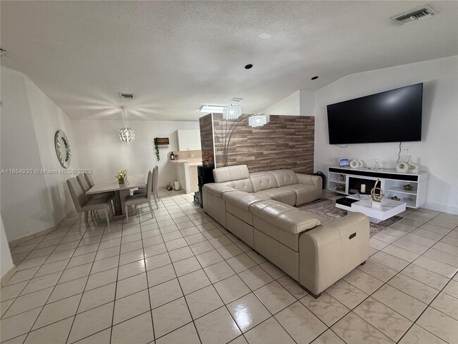 18800 NW 84th Ave in Hialeah, FL - Building Photo - Building Photo