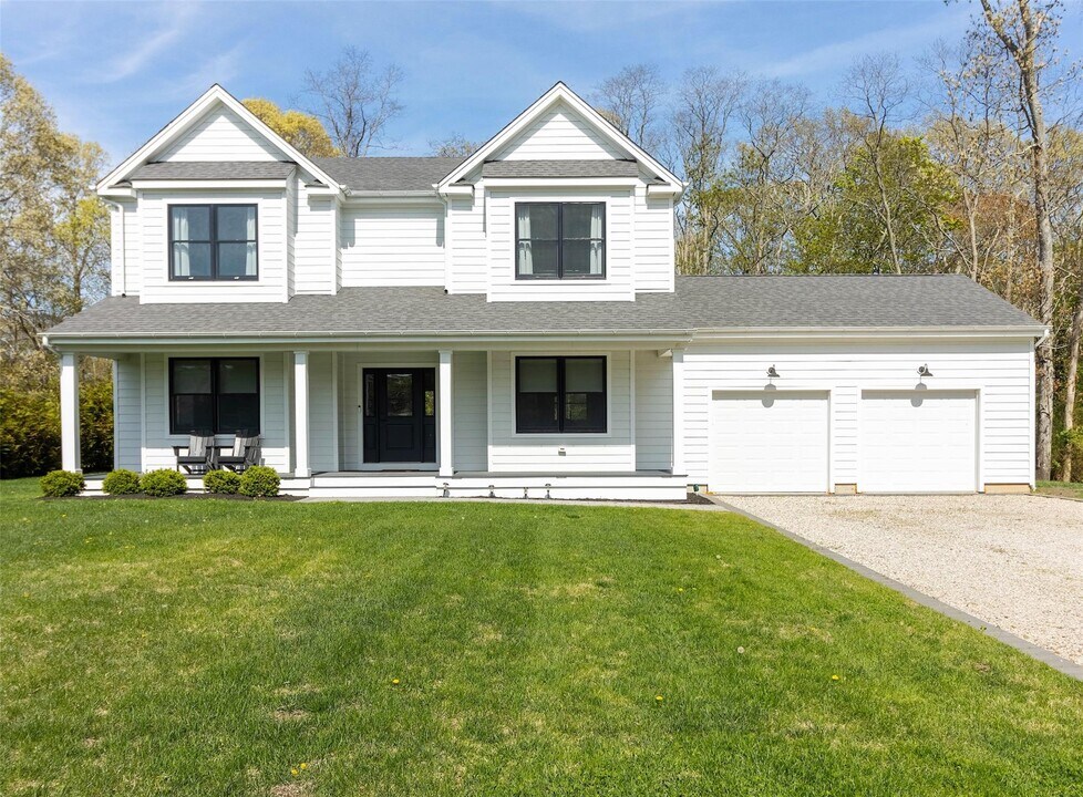 580 Stars Rd in East Marion, NY - Building Photo