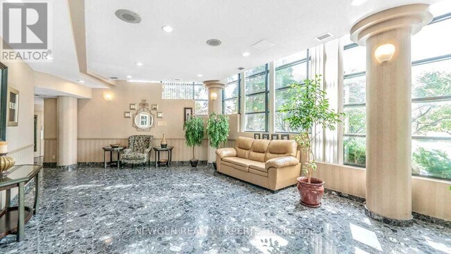 35 Trailwood Dr in Mississauga, ON - Building Photo - Building Photo