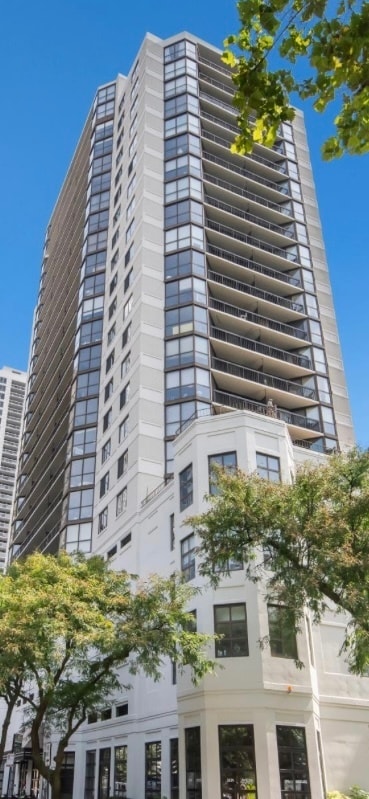 property at 33 W Delaware Pl