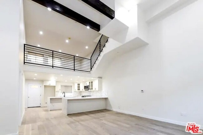 5019 W Maplewood Ave in Los Angeles, CA - Building Photo - Building Photo