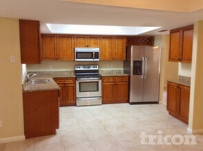 4111 Sand Lake Ct in Tampa, FL - Foto de edificio - Building Photo