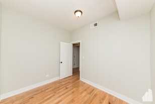 639 W Oakdale Ave, Unit 645-1 in Chicago, IL - Building Photo - Building Photo