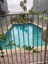 1810 N Bronson Ave in Los Angeles, CA - Building Photo - Building Photo