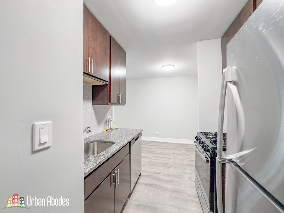 555 W Surf St, Unit M05B in Chicago, IL - Building Photo