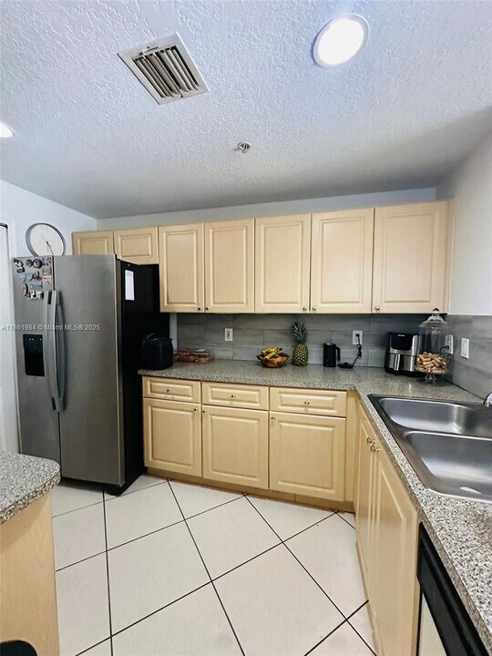 6400 NW 114th Ave in Doral, FL - Building Photo