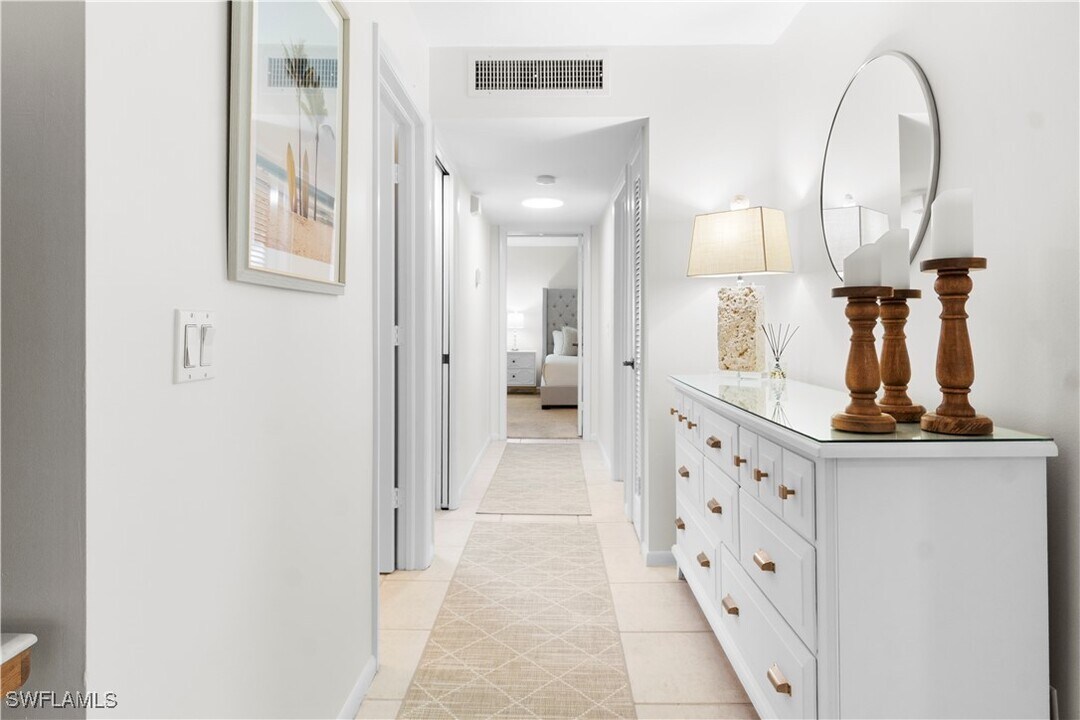 290 4th St S in Naples, FL - Foto de edificio