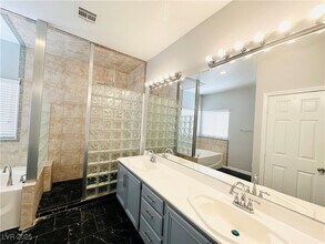 7217 W Mesa Vista Ave in Las Vegas, NV - Foto de edificio - Building Photo