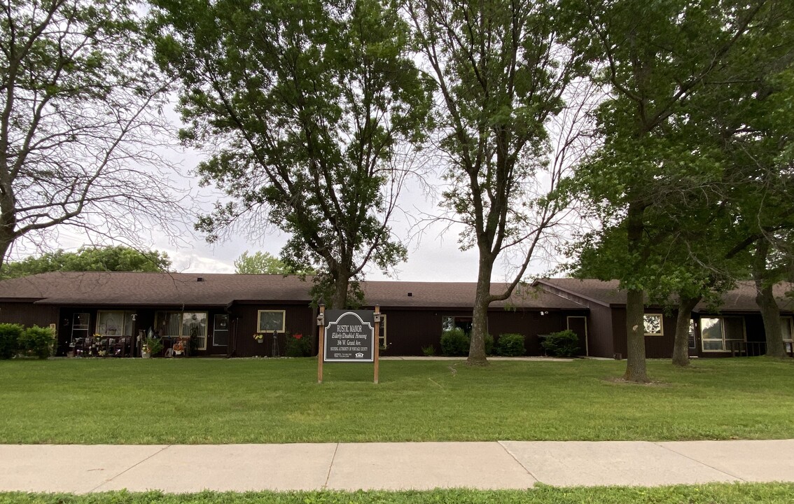 Rustic Manor in Rosholt, WI - Foto de edificio