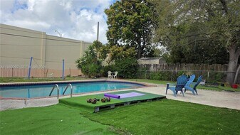2100 N 62nd Ave in Hollywood, FL - Building Photo