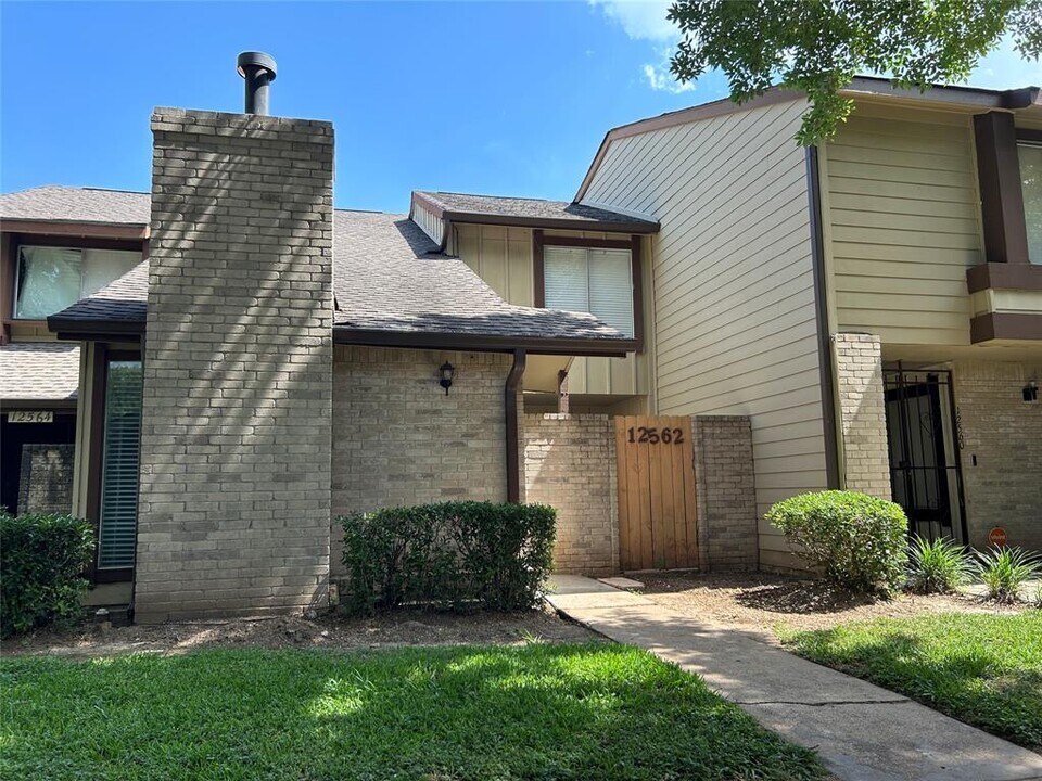 12562 Newbrook Dr in Houston, TX - Building Photo
