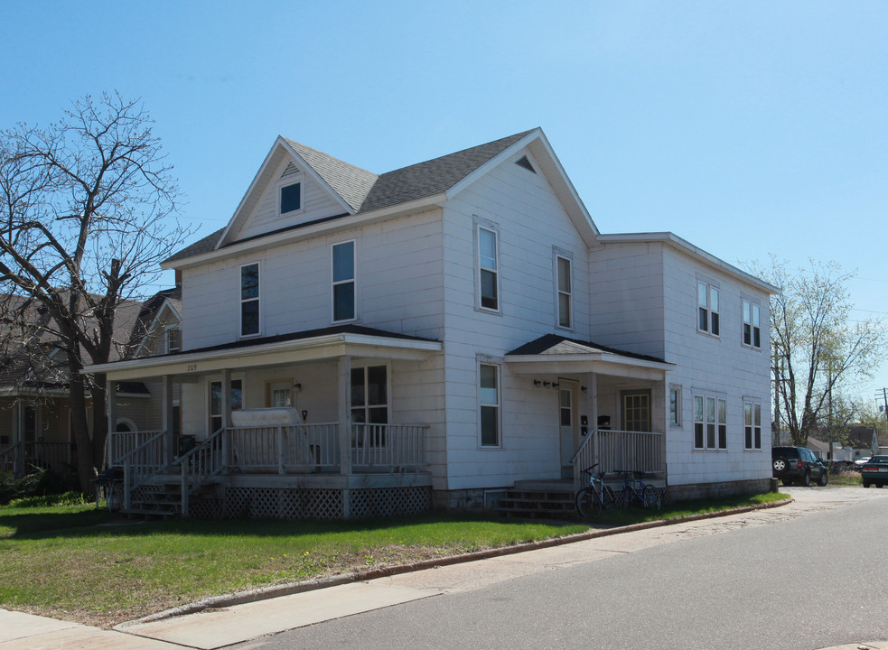 209 Chestnut St in Eau Claire, WI - Building Photo