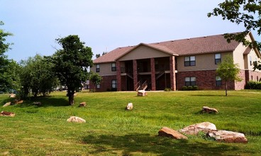 Brookhaven Apartments in Springdale, AR - Foto de edificio - Building Photo