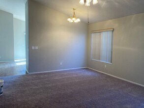 1332 N Rainbow Meadows Dr in Las Vegas, NV - Foto de edificio - Building Photo