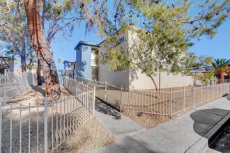 3821 Royal Crest St in Las Vegas, NV - Building Photo - Primary Photo