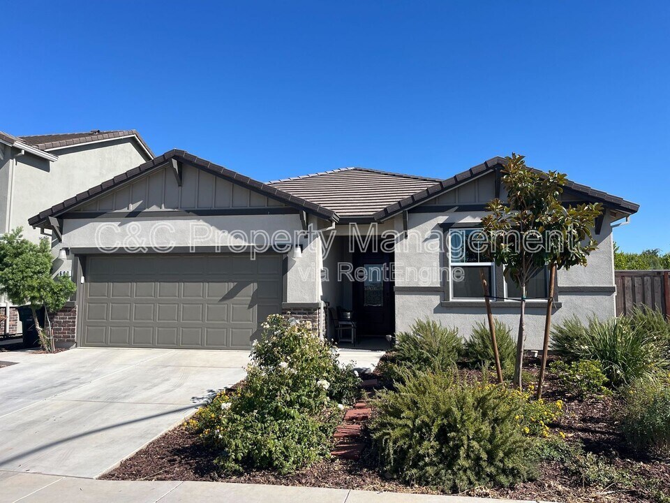 608 Somerset Way in Patterson, CA - Foto de edificio