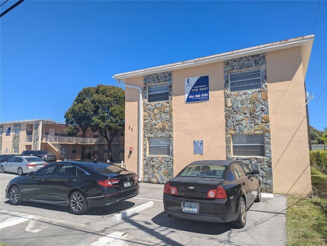 31 SE 2nd Ave in Hallandale Beach, FL - Building Photo - Building Photo
