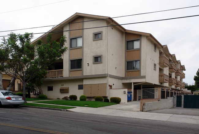 512 W Imperial Ave in El Segundo, CA - Foto de edificio - Building Photo