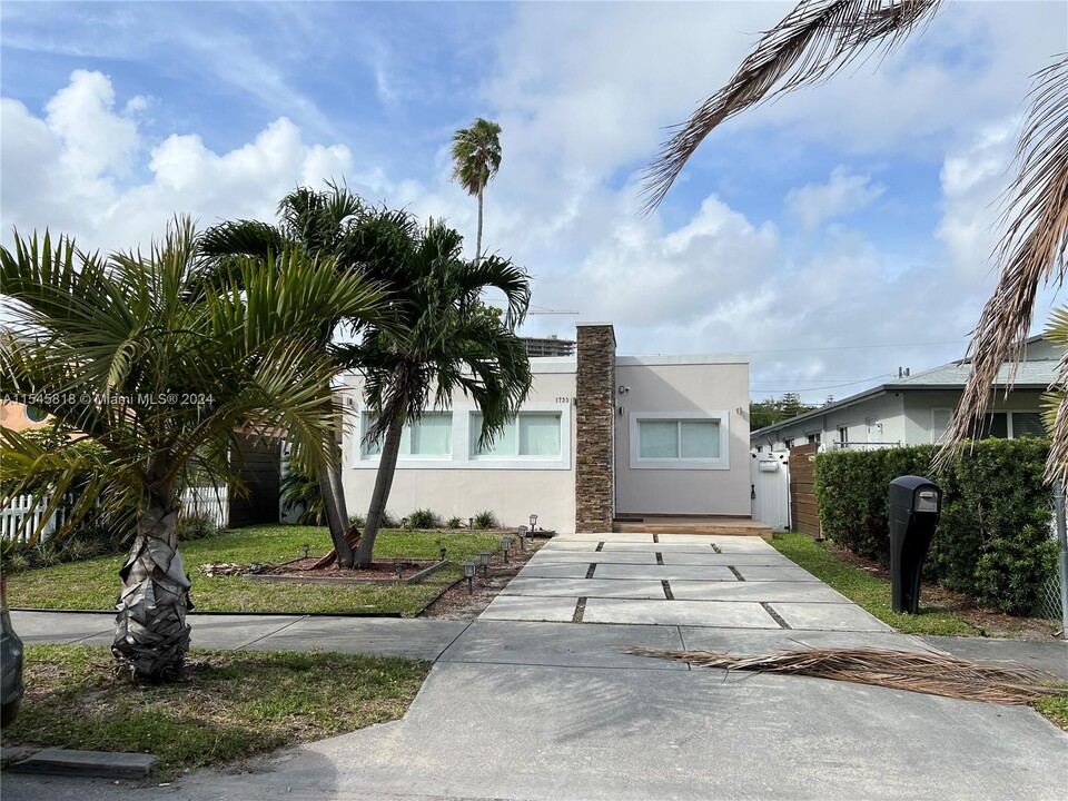 1723 Jefferson St in Hollywood, FL - Building Photo