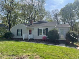 2627 Stratford Dr in Greensboro, NC - Building Photo