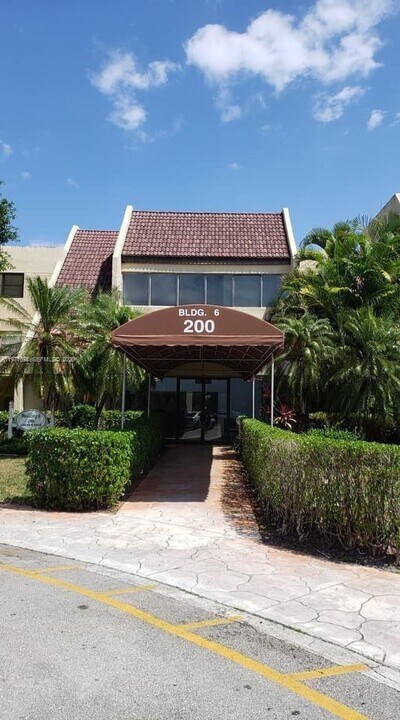 200 Lakeview Dr, Unit 313 in Weston, FL - Foto de edificio