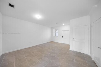 2751 SE 25th Ave, Unit Orange Ave in Homestead, FL - Foto de edificio - Building Photo