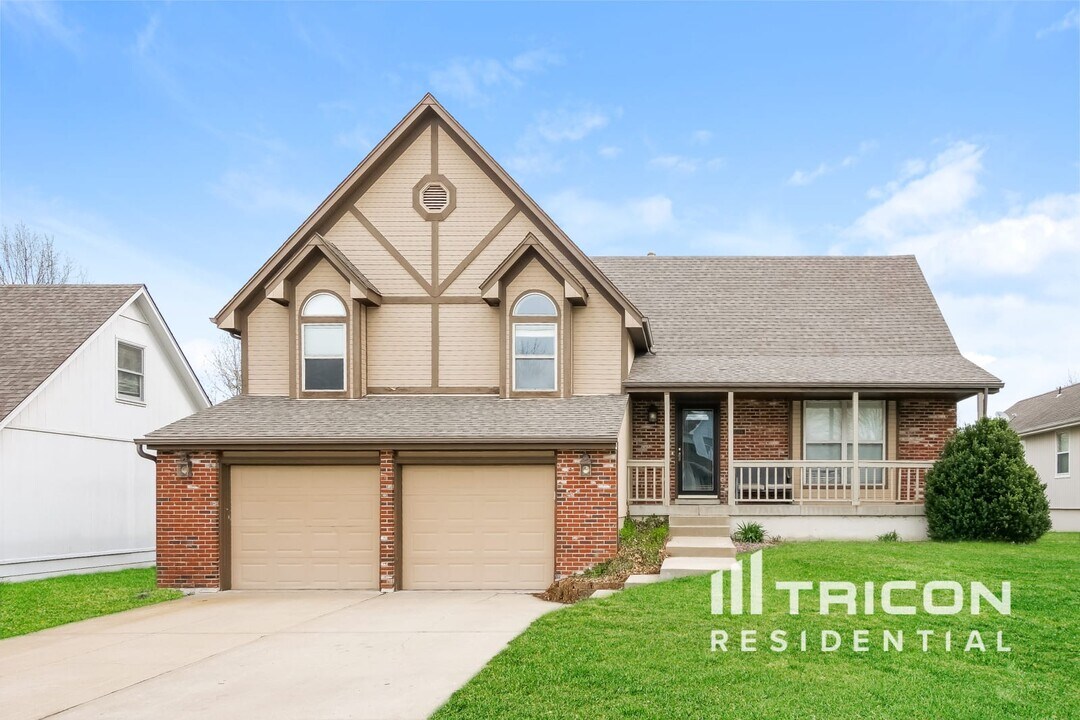 1213 SW Pacific Dr in Lee's Summit, MO - Building Photo