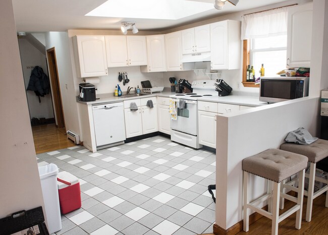66 Brooks St, Unit 3 in Boston, MA - Building Photo - Building Photo