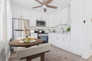 Gilmore Apartments Van Nuys in Van Nuys, CA - Building Photo