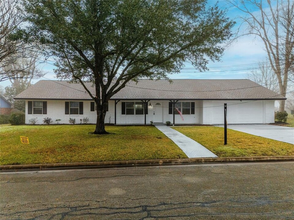 801 Geney St in Brenham, TX - Building Photo