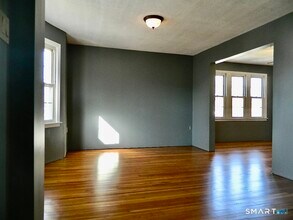 37 Elm St in East Haven, CT - Building Photo - Building Photo