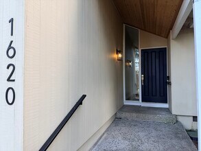 1620 Ash St in Lake Oswego, OR - Building Photo - Building Photo