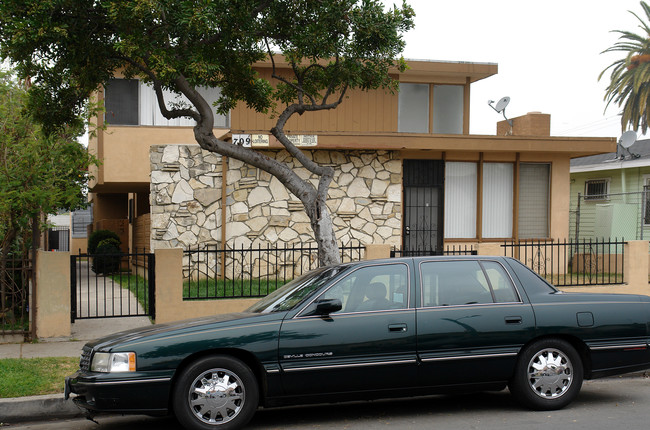 709 S Flower St in Inglewood, CA - Building Photo - Building Photo