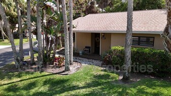 5037 Village Garden Dr in Sarasota, FL - Building Photo