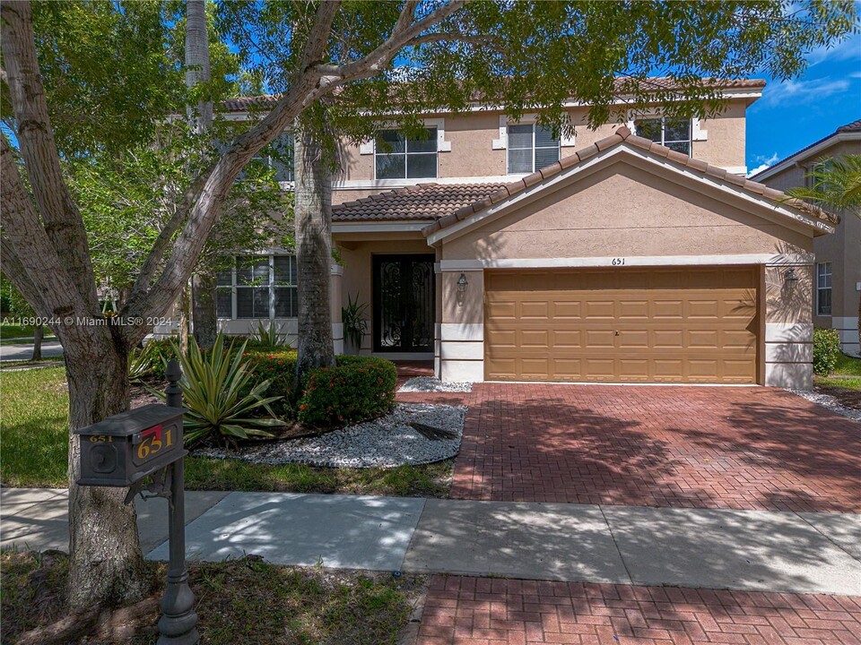 651 Honeysuckle Ln in Weston, FL - Building Photo