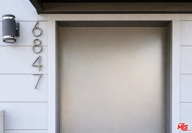 6847 N Figueroa St in Los Angeles, CA - Building Photo - Building Photo