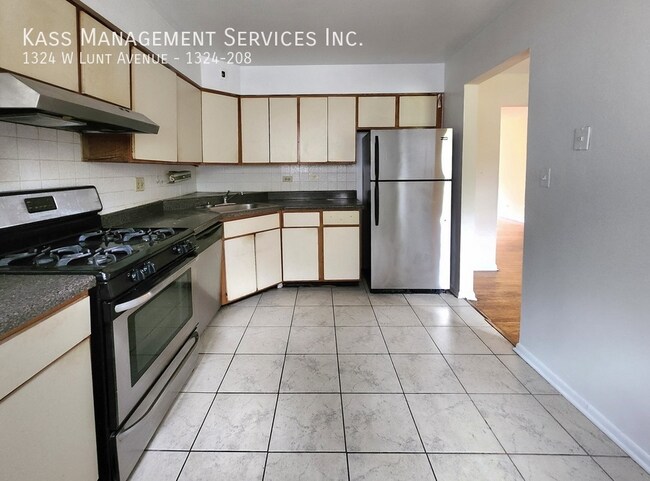 1322 W Lunt Ave, Unit 206 in Chicago, IL - Building Photo - Building Photo