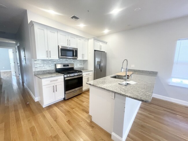 65 Burrell St, Unit 2 in Boston, MA - Building Photo - Building Photo