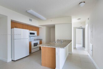 2350 SW 27th Ave in Miami, FL - Foto de edificio - Building Photo