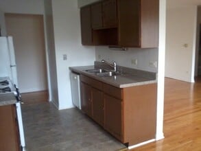 2426 183rd St, Unit 213 in Homewood, IL - Building Photo - Building Photo