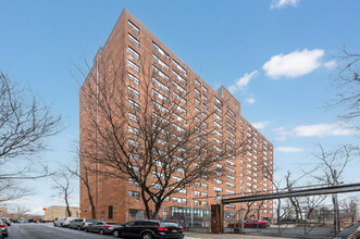 Dunwell Plaza in New York, NY - Foto de edificio - Building Photo