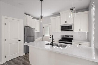 18 N Onyx Ave in Edinburg, TX - Building Photo - Building Photo