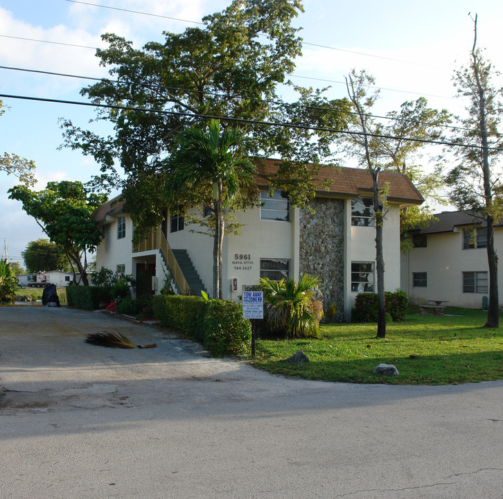 Lakeview Apartments in Davie, FL - Building Photo