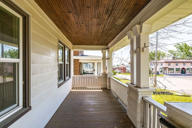 property at 806 N 19th Ave E